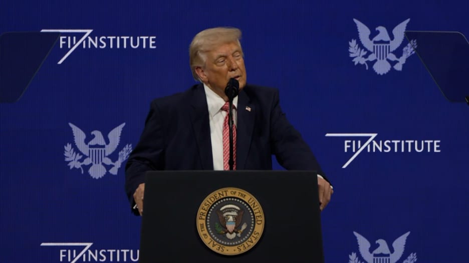 الرئيس الأمريكي عن "هرمز": على إيران فتح مضيق ترامب.. هل كانت زلة لسان؟