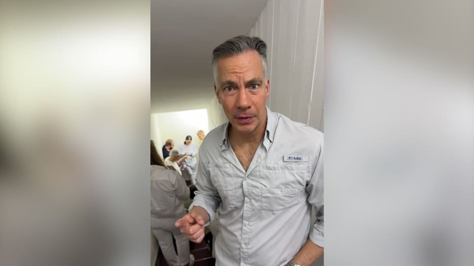 فريق CNN يحتمي لحظة رصد صواريخ فوق تل أبيب