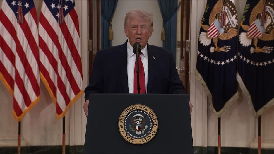 ترامب: سنضرب إيران بقوة خلال الأسابيع المقبلة.. ونعيدها إلى العصر الحجري