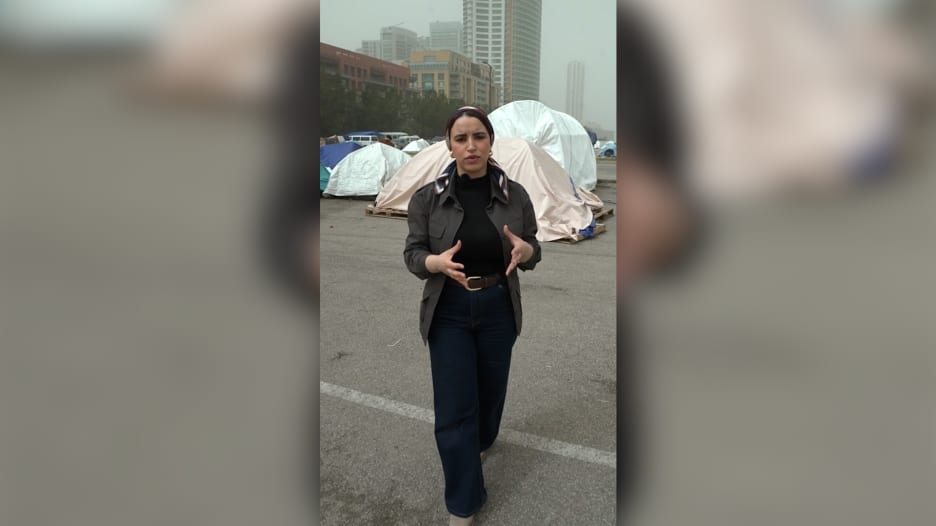 كاميرا CNN توثق رد فعل نازحين لبنانيين بجولة داخل أحد المخيمات في بيروت