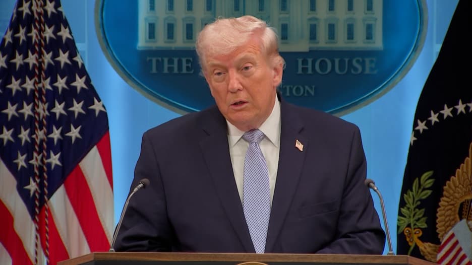 "نحن لا نتخلى عن أحد".. شاهد ما قاله ترامب عن إنقاذ طيار أمريكي بإيران