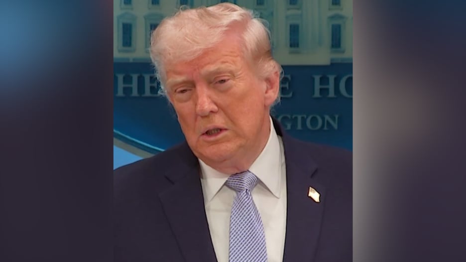 ترامب يهدد بسجن صحفي بسبب "تسريب" معلومات عن طيار مفقود في إيران