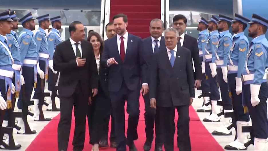 برئاسة فانس وويتكوف وكوشنر.. شاهد لحظة وصول الوفد الأمريكي المفاوض إلى باكستان