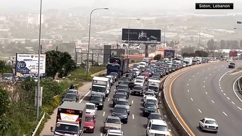 شاهد.. ازدحام خانق بين الأنقاض مع بدء عودة النازحين إلى جنوب لبنان