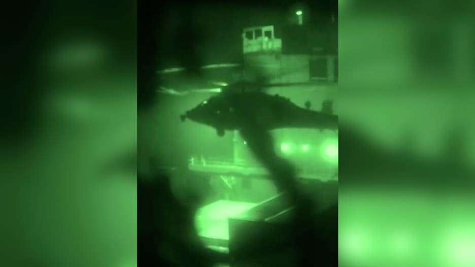 من إطلاق النار إلى احتجازها.. إليك ما نعلمه عن استهداف مدمرة أمريكية لسفينة ترفع علم إيران