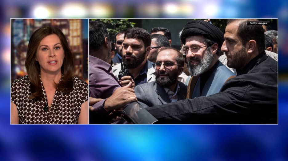 طريقة تواصل مجتبى خامنئي مع الحرس الثوري ومقارنتها بعهد والده.. من يتخذ القرارات في إيران؟