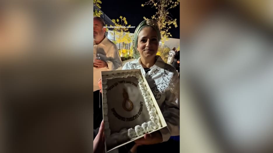 تحاكي قانون الإعدام للفلسطينيين.. بن غفير يحتفل بعيد ميلاده بكعكة على شكل حبل مشنقة