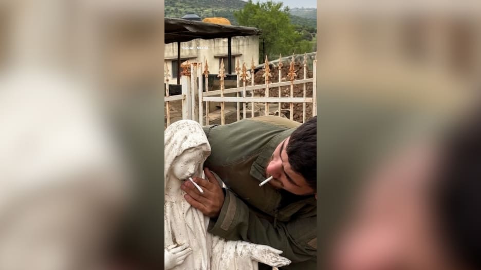 جندي إسرائيلي يدنس تمثالاً للعذراء في لبنان