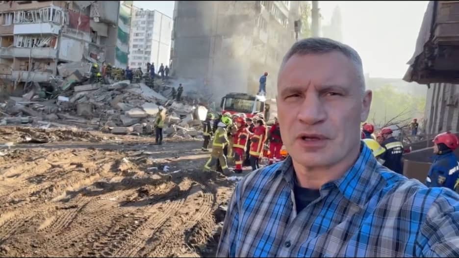 شاهد.. رئيس بلدية كييف يزور موقع الهجوم الروسي على العاصمة الأوكرانية