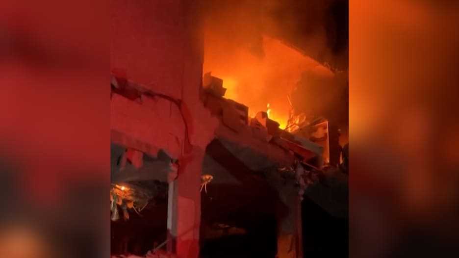 إسرائيل تستهدف قائدًا عسكريًا رفيعًا في حماس بغزة.. مراسل CNN يرصد ما حدث