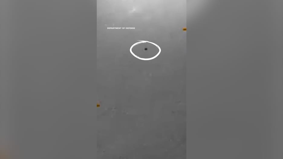 بعضها رُصد فوق الخليج.. البنتاغون ينشر فيديوهات جديدة لأجسام غامضة