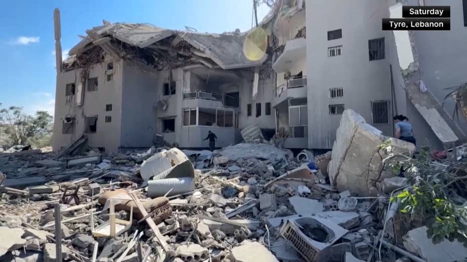 شاهد.. غارات ليلية إسرائيلية على جنوب لبنان تدفع سكان صور لإخلاء منازلهم