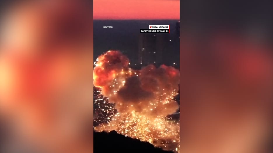 وابل من الصواريخ الروسية يضرب كييف.. شاهد كيف وصف محرر CNN تلك الليلة