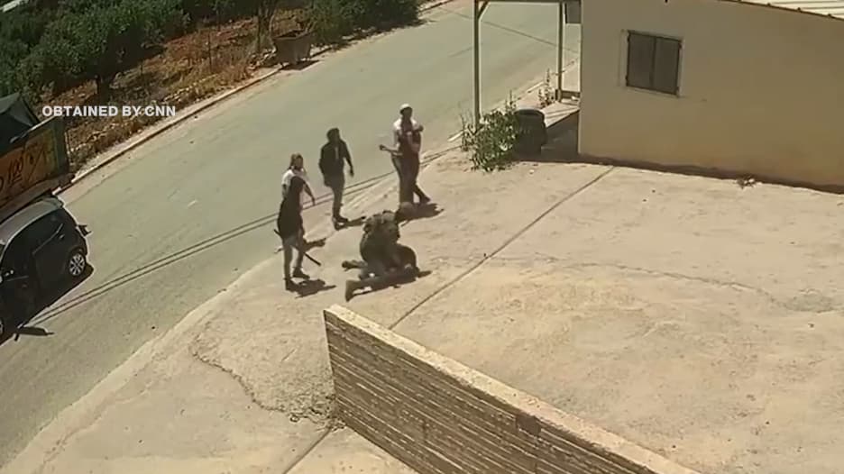فيديو لمستوطنين وجندي إسرائيلي يضربون فلسطينيين حتى فقد أحدهما وعيه بالضفة