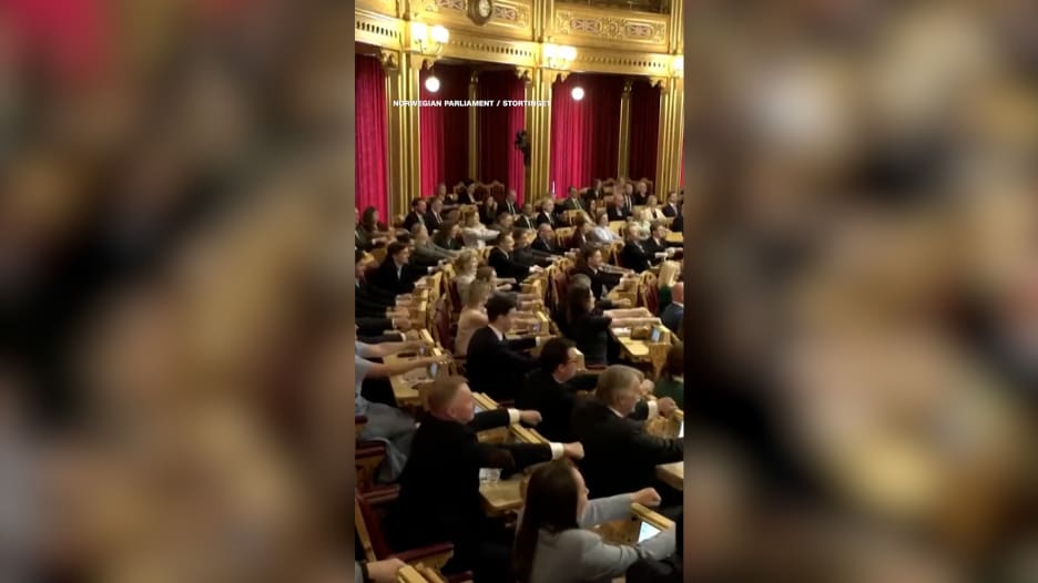 حمّى كأس العالم تصل النرويج.. نواب يؤدون "تجديف الفايكينغ" في البرلمان