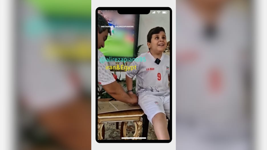 أب إيراني يبتكر طريقة مؤثرة ليُشعر ابنه الكفيف بأجواء كأس العالم