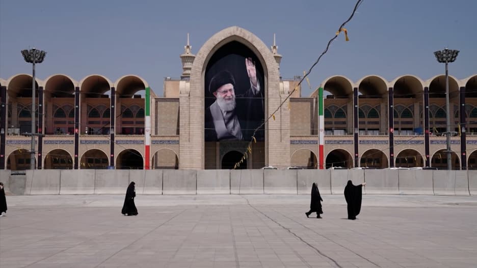 المراسم وتفاصيل الدفن.. مراسل CNN يشرح استعدادات إيران الضخمة لجنازة خامنئي