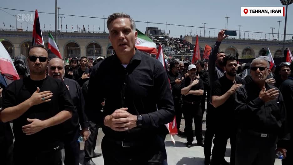دموع وهتافات في وداع خامنئي.. شاهد ما وثقته CNN من قلب طهران