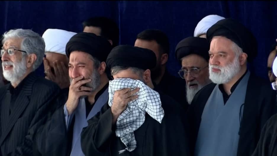 لقطات لأبناء علي خامنئي يبكون أثناء مراسم نقل نعشه.. ومجتبى لم يظهر معهم