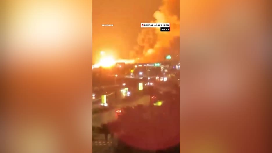 قرب مضيق هرمز.. ضربات أمريكية على بندر عباس وسيريك كـ"عقاب" لإيران