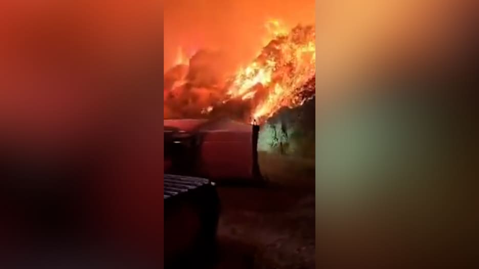 شاهد.. رجال الإطفاء يواجهون ألسنة اللهب من قلب حريق غابات في إسبانيا