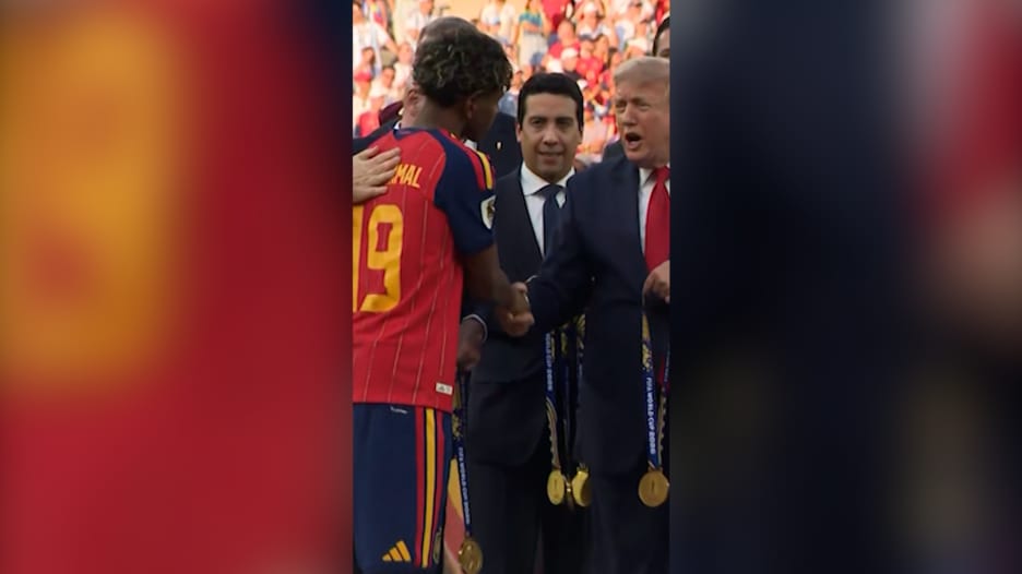 شاهد لحظة تقليد ترامب ميدالية الفوز للامين يامال بعد تتويج إسبانيا بلقب كأس العالم 2026