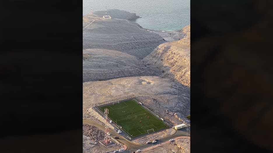 على حافة مضيق هرمز.. ملعب كرة قدم وسط جبال سلطنة عُمان يثير الدهشة