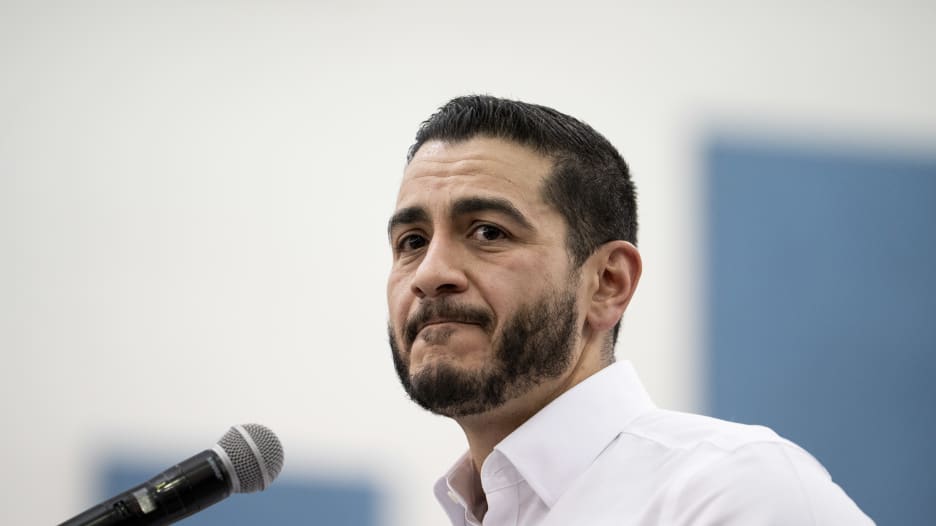 شاهد رد السيد لـCNN على "إذا فزت ستكون أول سيناتور مسلم بتاريخ أمريكا".. ماذا قال؟