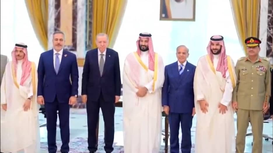 شاهد.. لقطات لتوقيع "اتفاقية مكة للدفاع المشترك" بين باكستان والسعودية وتركيا