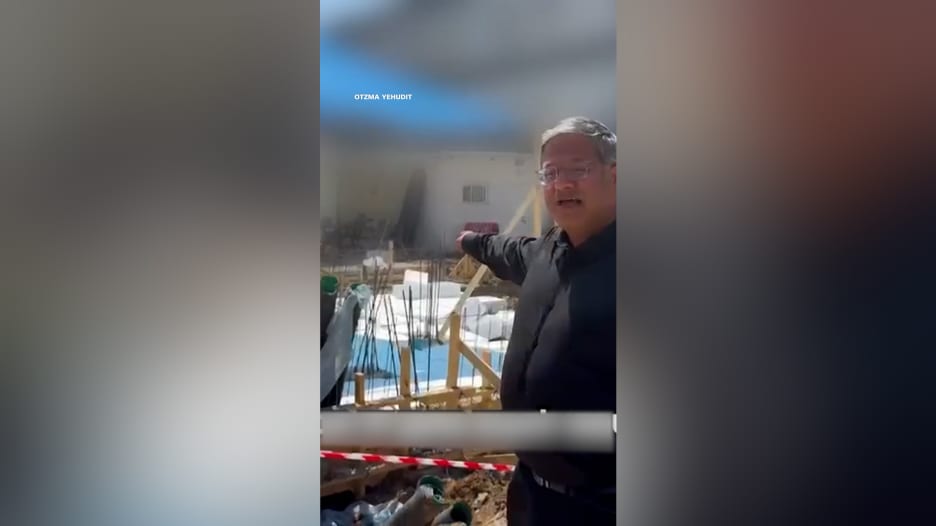شاهد.. بن غفير يتباهى ببناء مشنقة للفلسطينيين ويكشف عن منصة لمشاهدة الإعدامات