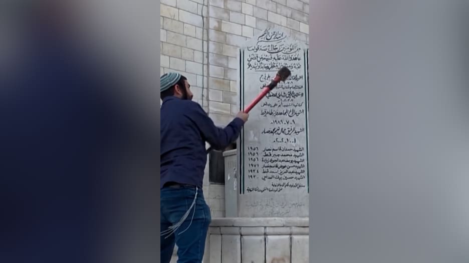 بحماية جنود إسرائيليين.. نائب يميني متطرف يحطم نصباً فلسطينياً في الضفة الغربية