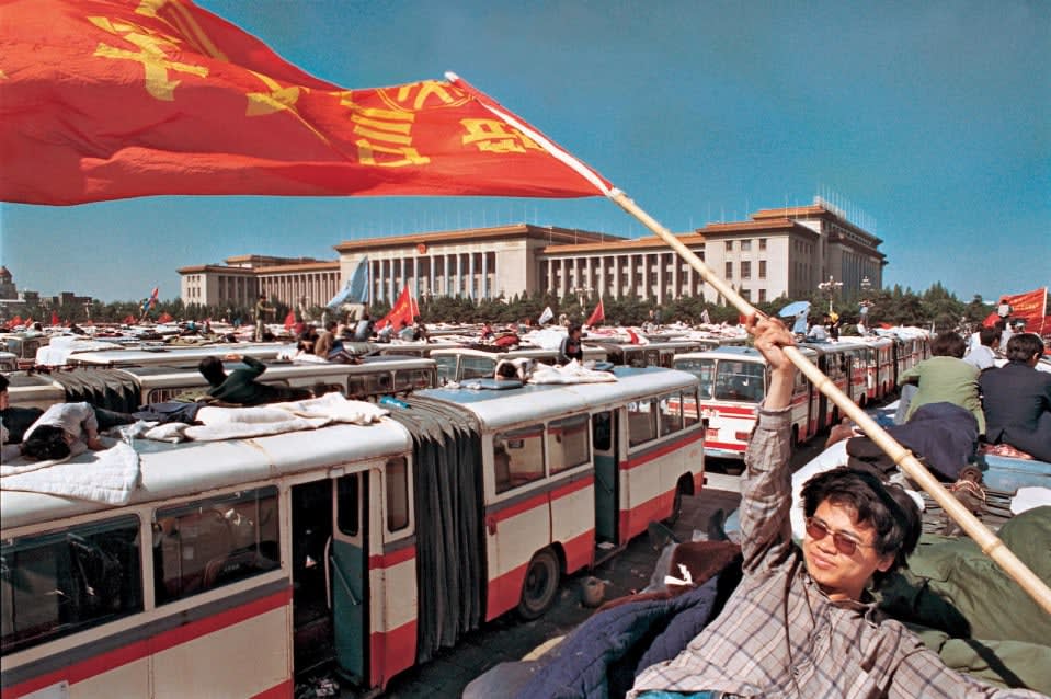 هذه الصور المدهشة توثق سقوط الإيديولوجية الشيوعية خلال القرن الـ20 