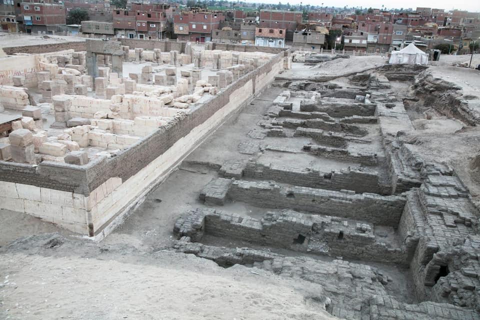 مصر تعلن الكشف عن ودائع أساس ومخازن معبد رمسيس الثاني بمنطقة أبيدوس الأثرية