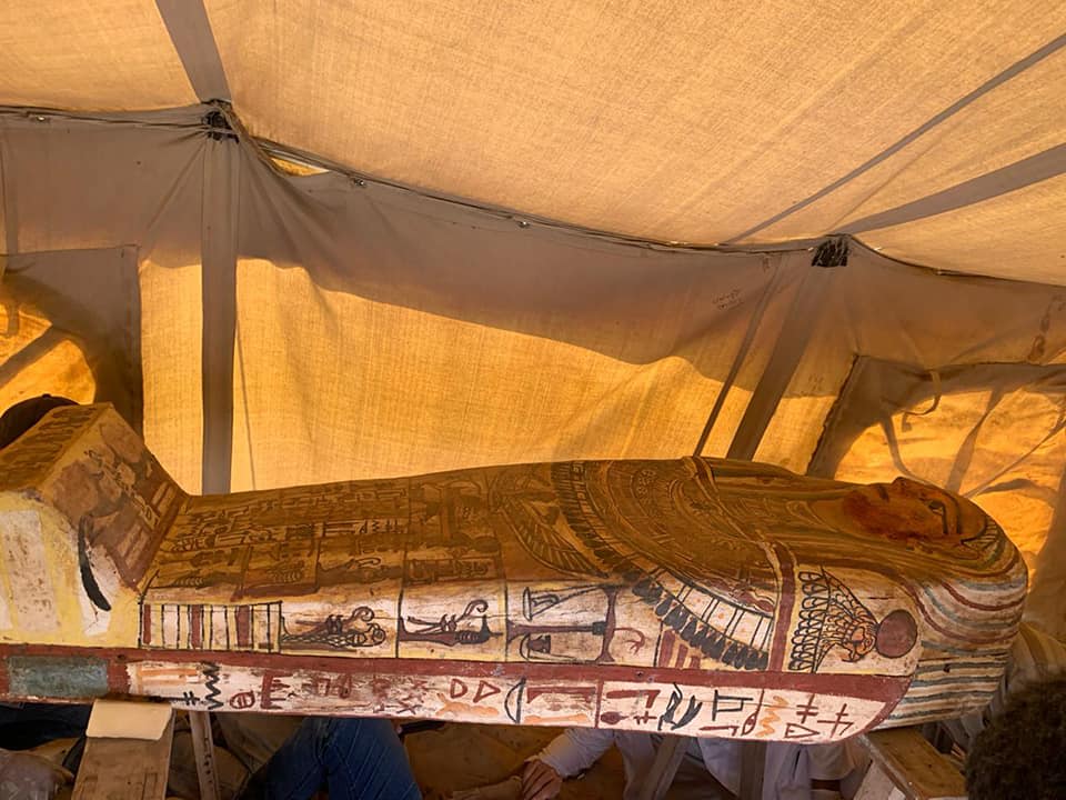 اكتشاف بئر جديدة بها 14 تابوتاً آدمياً بمنطقة آثار سقارة في مصر