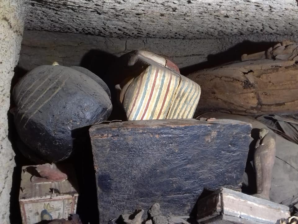 اكتشاف بئر جديدة بها 14 تابوتاً آدمياً بمنطقة آثار سقارة في مصر