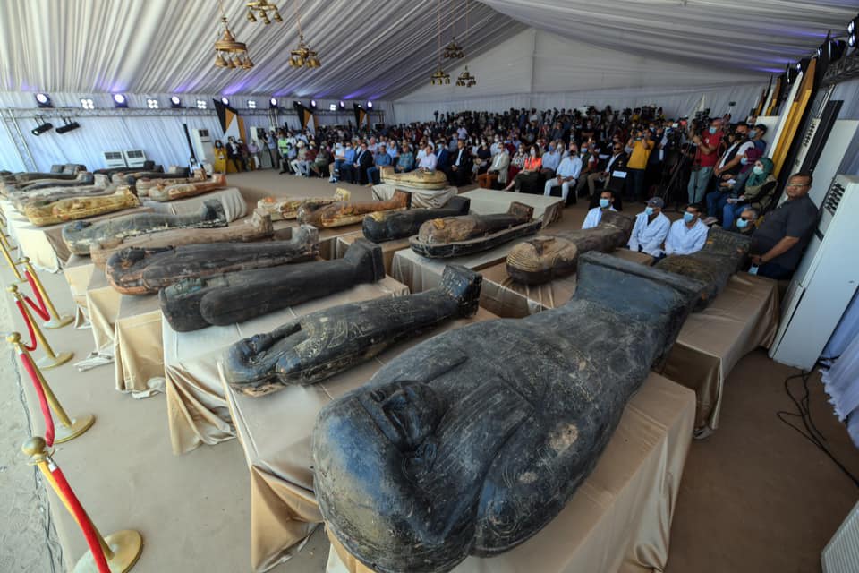 مصر تكشف عن 59 تابوت أثري يعود تاريخها لـ2600 عام بمنطقة آثار سقارة
