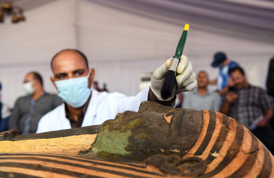 مصر تكشف عن 59 تابوت أثري يعود تاريخها لـ2600 عام بمنطقة آثار سقارة