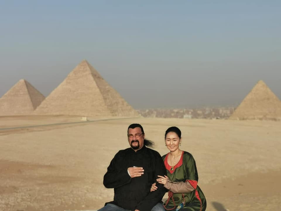 أورلاندو بلوم يحتفل بعيد ميلاد كيتي بيري وينشر صورة لهما أمام أهرامات مصر