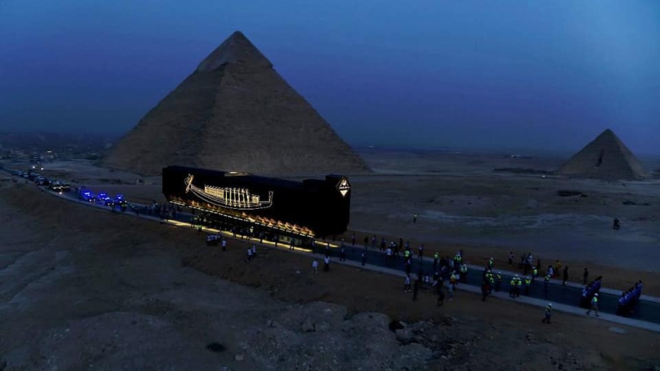 بموكب مهيب من الأهرامات..مركب الملك خوفو يصل إلى المتحف المصري الكبير