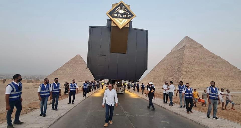 مركب الملك خوفو يصل إلى المتحف المصري الكبير