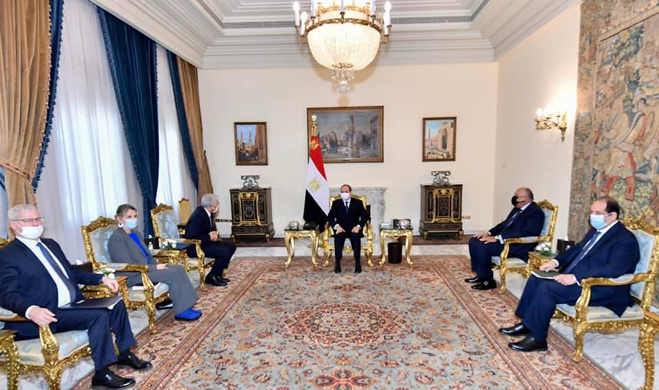 الرئيس المصري يستقبل وزير خارجية إسرائيل.. ولابيد يسلم شكري 95 قطعة أثرية مُهربة