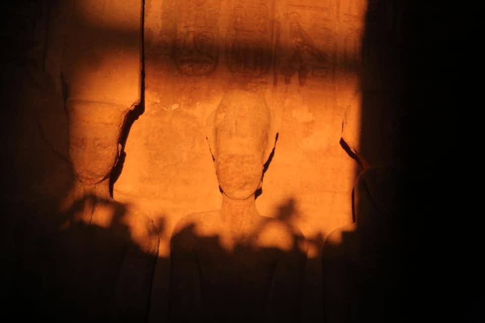 بتاريخ استثنائي..مصر تحتفل بتعامد الشمس على وجه رمسيس الثاني في معبد أبو سمبل