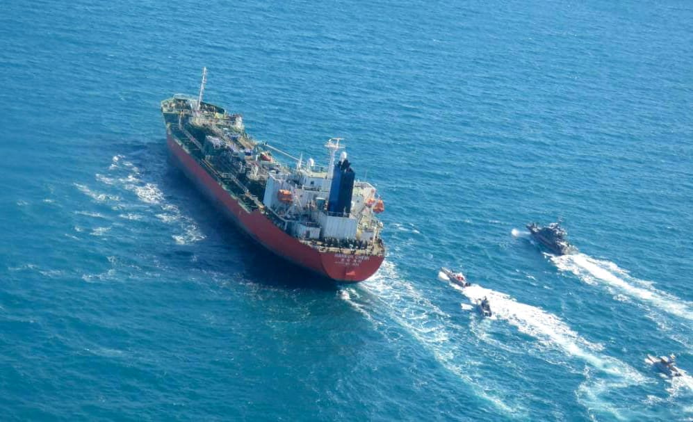 إيران: الحرس الثوري يوقف سفينة محملة بالوقود في الخليج