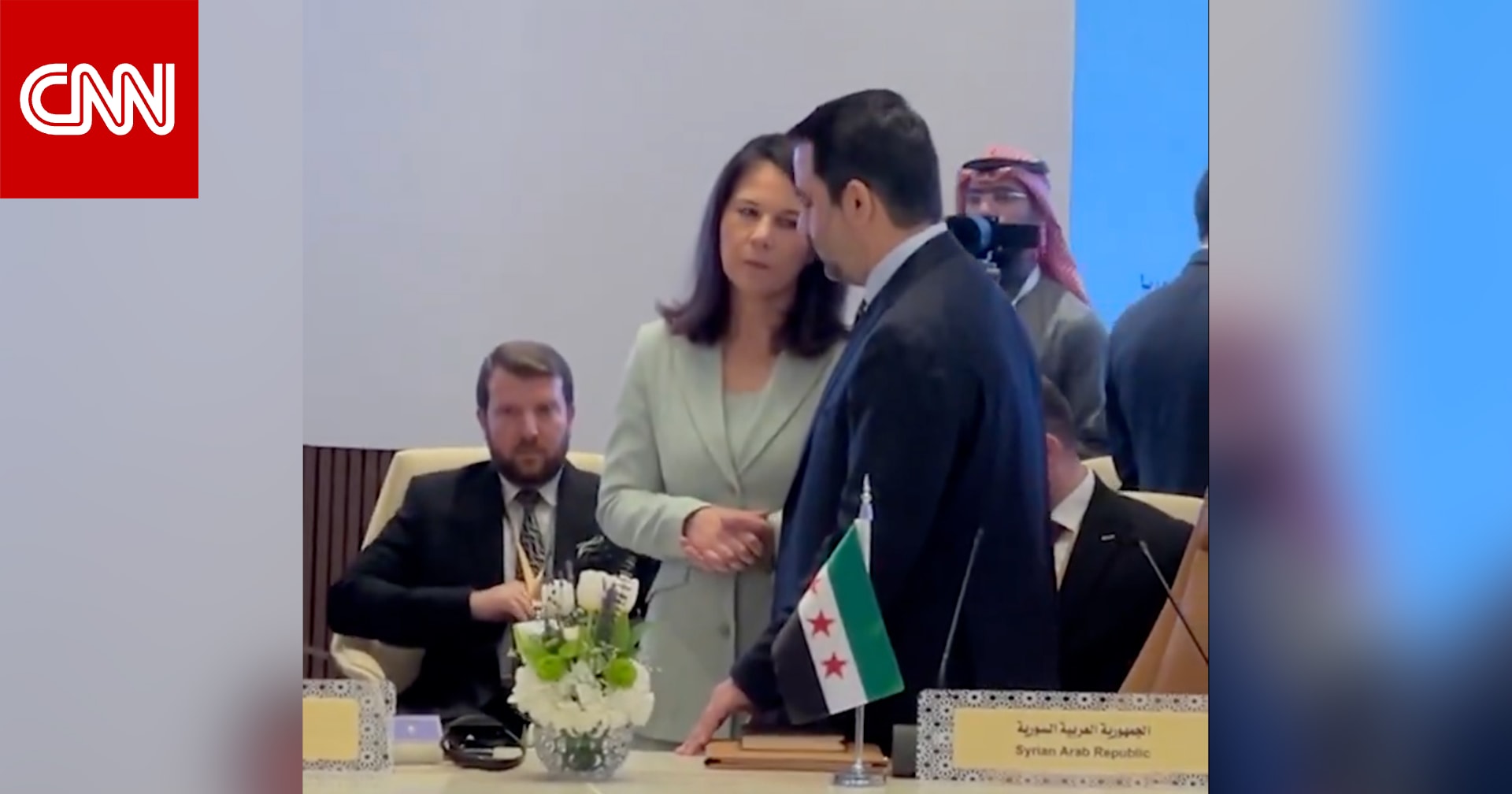 بعد ضجة لقاء دمشق.. مصافحة بين وزيرة خارجية ألمانيا ونظيرها السوري