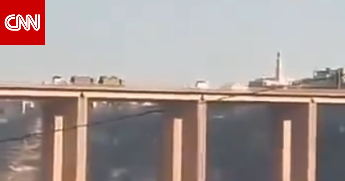 فيديو لـ"عبور رتل روسي فوق جسر الرستن لأول مرة منذ سقوط الأسد".. هذه حقيقته