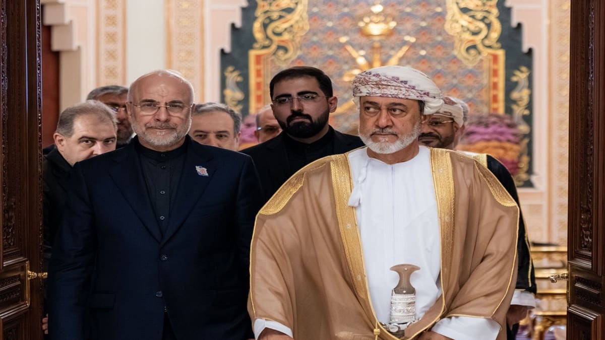 سلطنة عُمان وإيران تؤكدان على عبور مضيق هرمز "بلا رسوم"