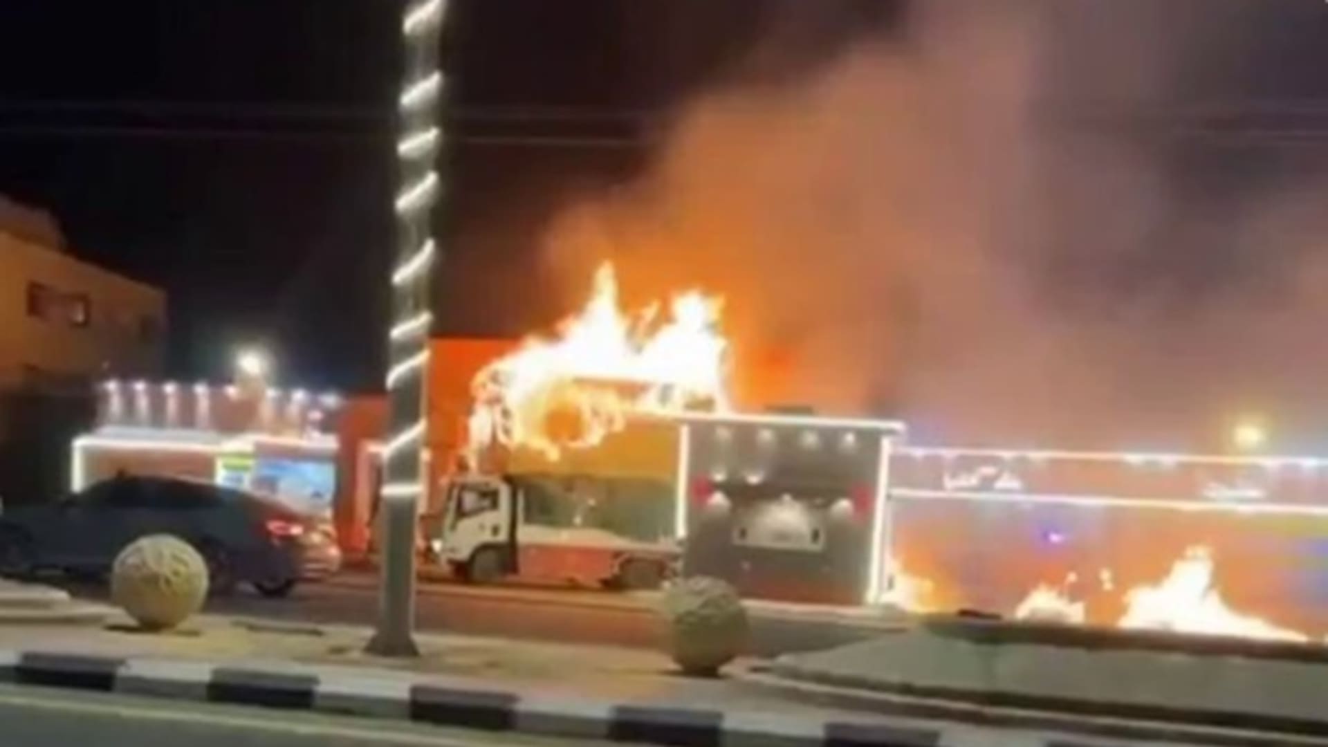 سعودي يثير تفاعلا بعد قيادته شاحنة مشتعلة بعيدًا عن محطة وقود