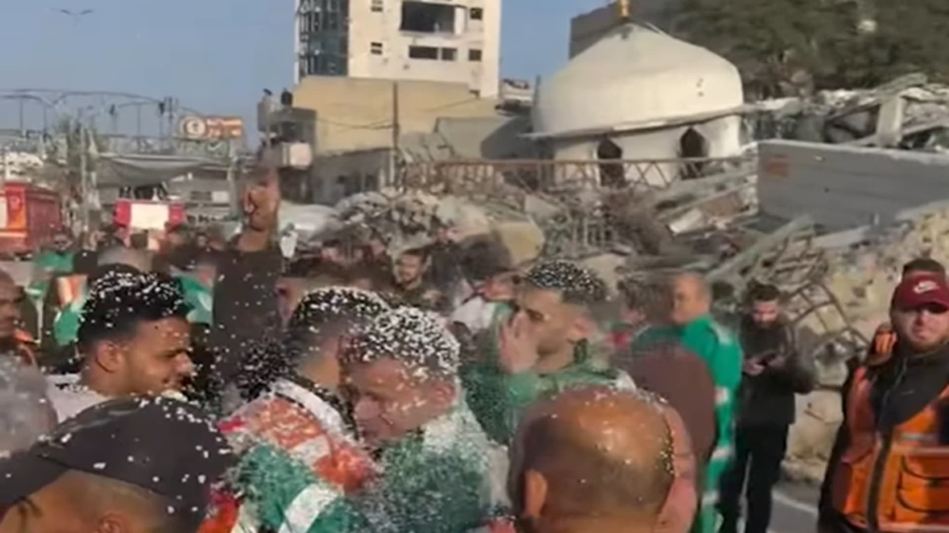فيديو منسوب إلى "رد فعل طواقم الإسعاف والدفاع المدني بعد اتفاق غزة".. ما حقيقته؟