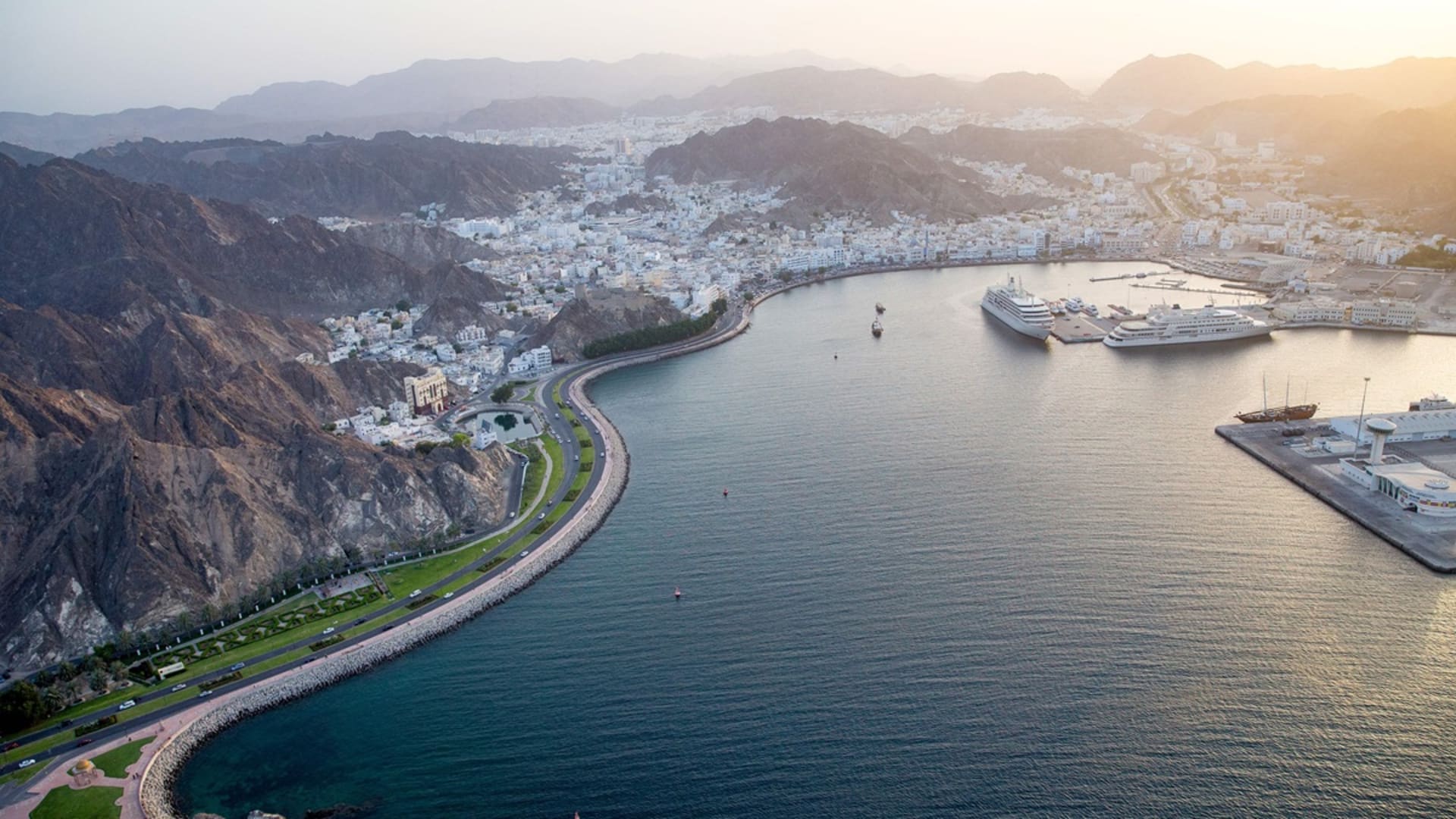 مصرع 3 أشخاص بعد غرق قارب يقل 25 سائحًا فرنسيًا قبالة سواحل سلطنة عُمان