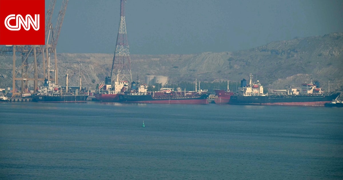 الإمارات: سلطات الشارقة تتعامل مع "حادث" استهداف ميناء خورفكان